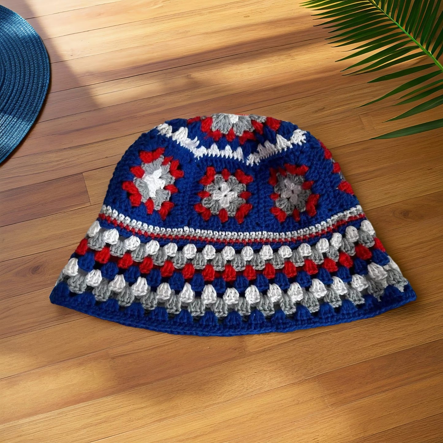 Handgehäkelte Sommer-Panama aus Granny Squares