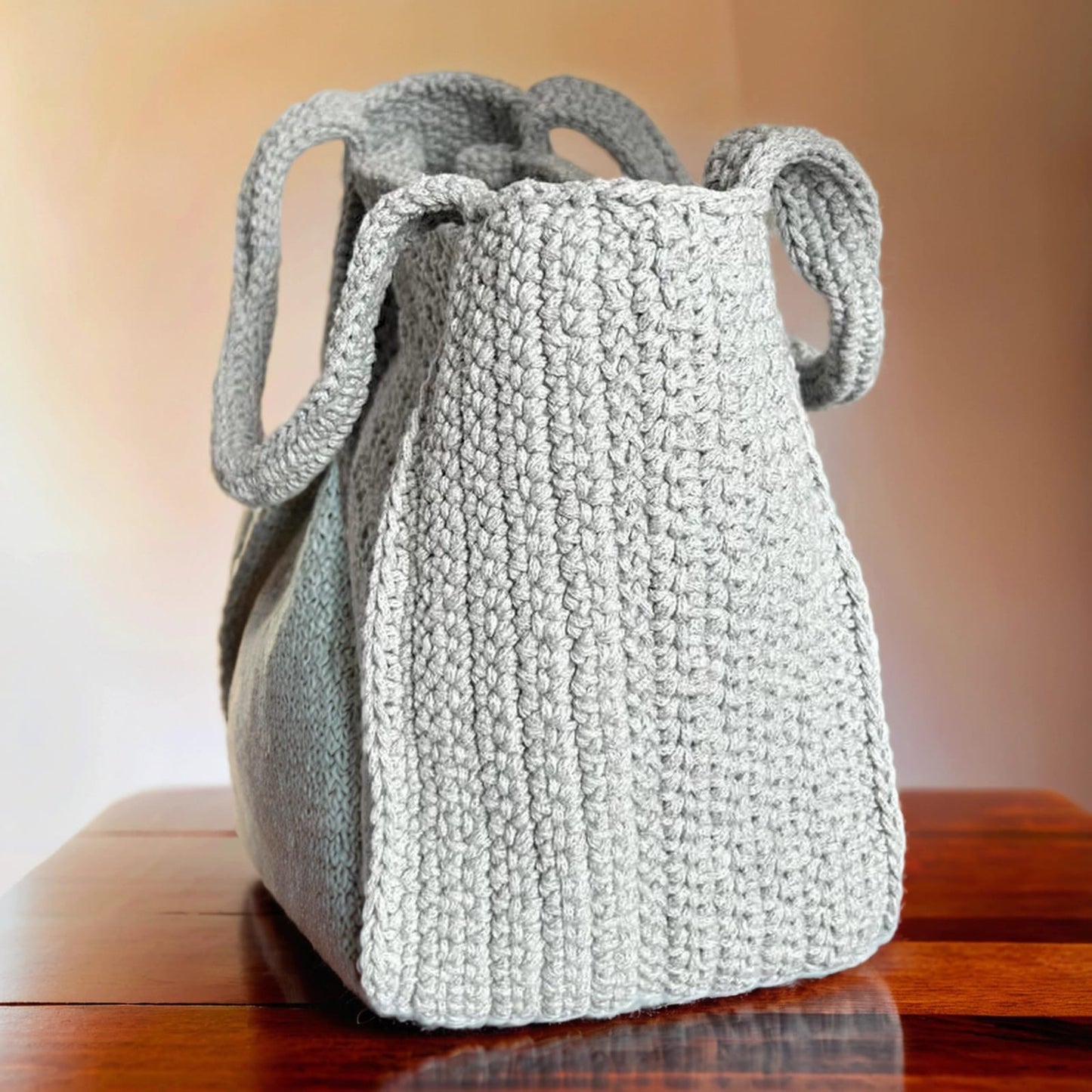 Handgemachte Alltagstasche mit Magnetknopf und Volantklappe