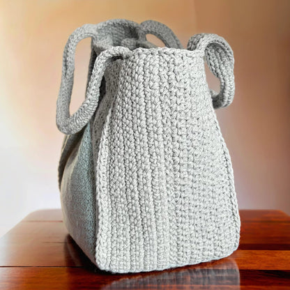 Handgemachte Alltagstasche mit Magnetknopf und Volantklappe