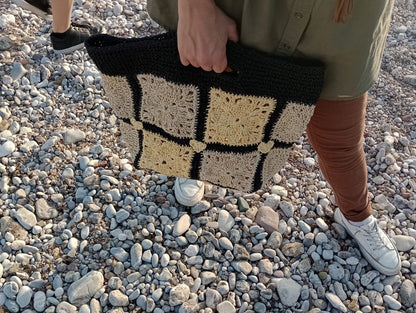 Handgemachte Shopper-Tasche aus Raffia mit Granny Squares
