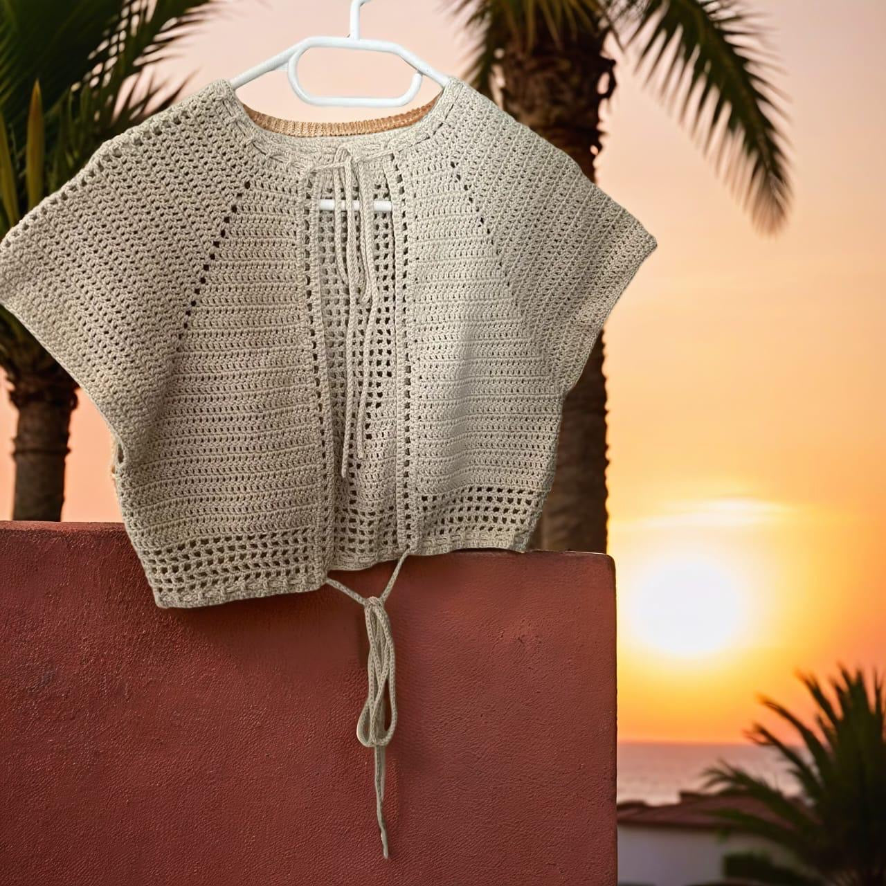 Handgehäkeltes Top mit Rückenschnürung