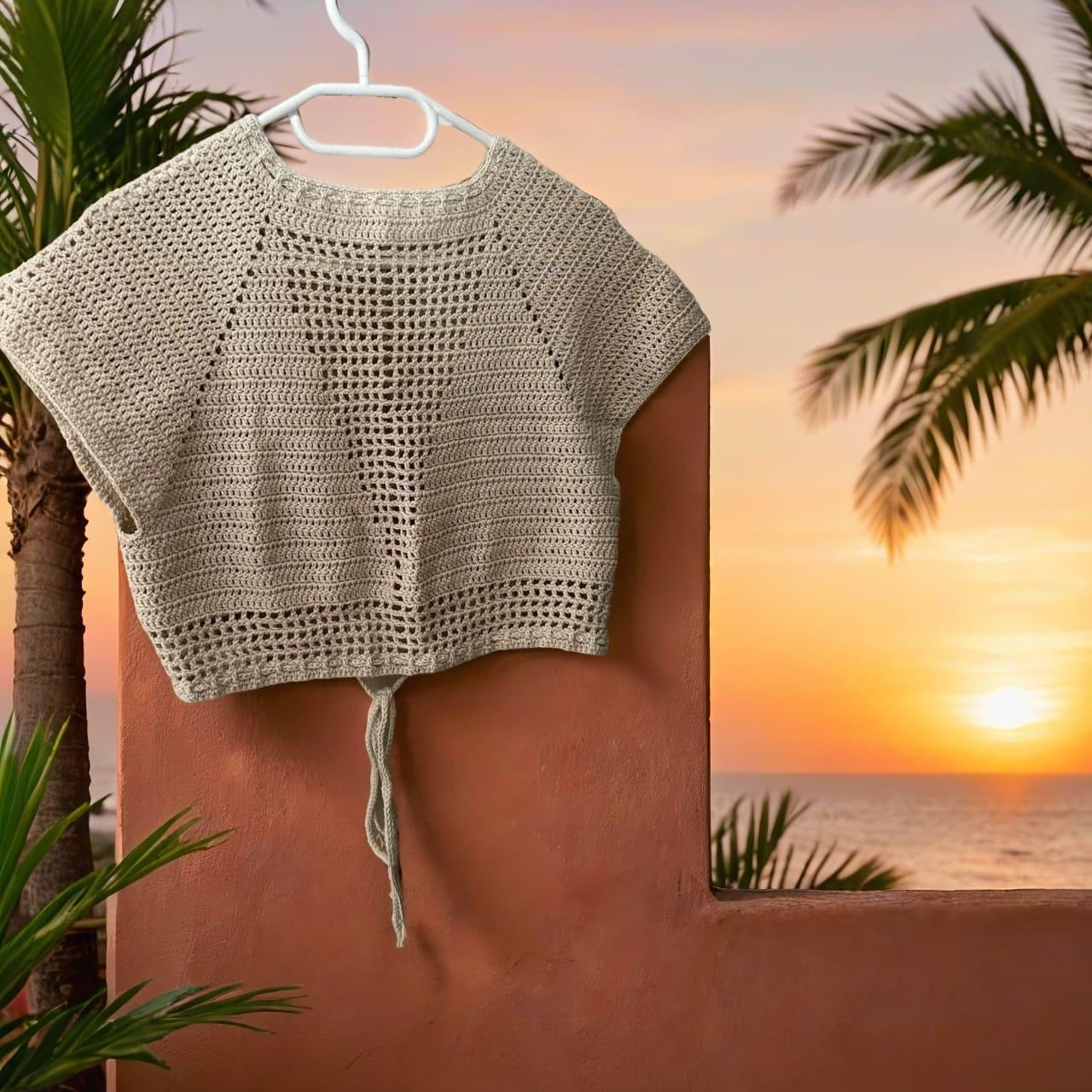 Handgehäkeltes Top mit Rückenschnürung