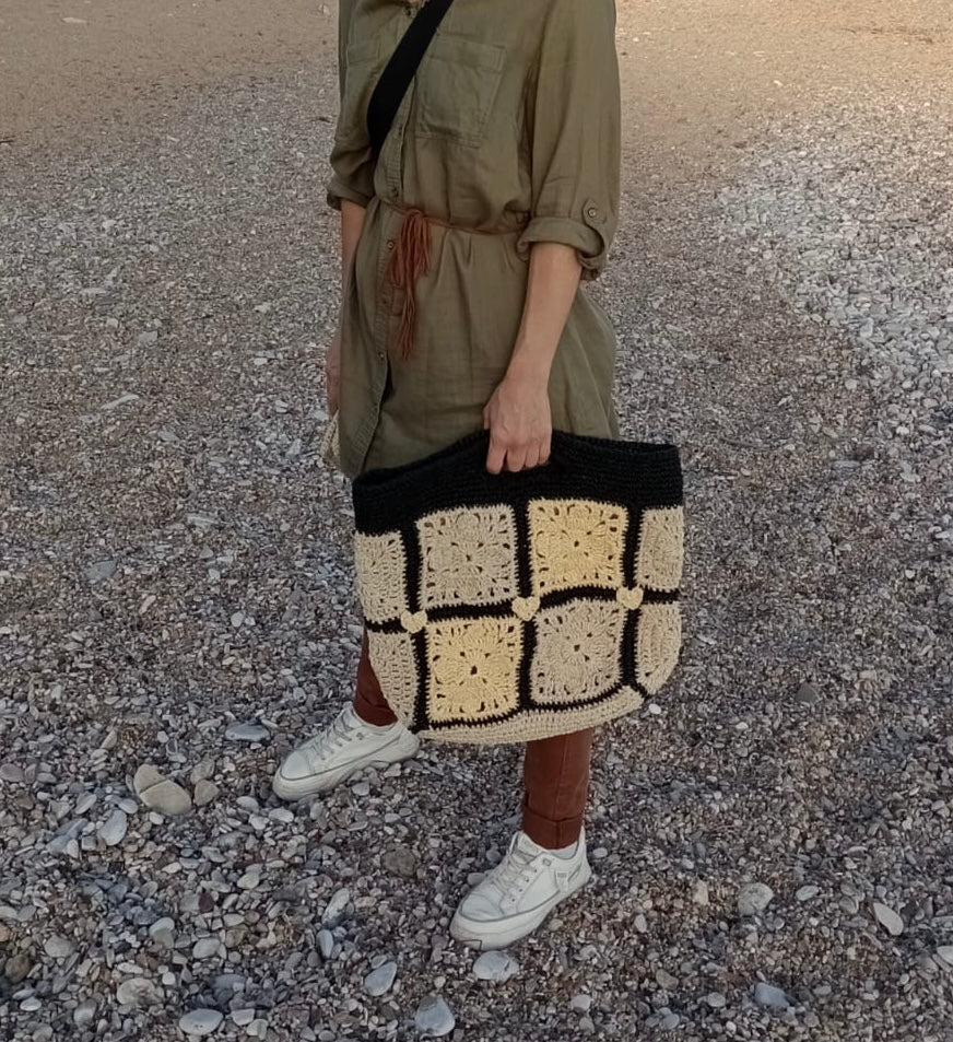 Handgemachte Shopper-Tasche aus Raffia mit Granny Squares