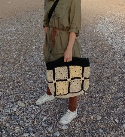 Handgemachte Shopper-Tasche aus Raffia mit Granny Squares